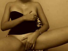 Любительница в корсете руками массирует побритый лобок и клитор