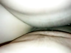 Парень вставляет свой член в бритую пизду и снимает порно ролик