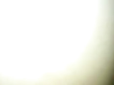 Парень вставляет свой член в бритую пизду и снимает порно ролик