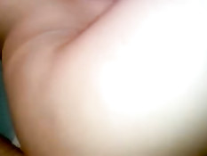 Парень вставляет свой член в бритую пизду и снимает порно ролик