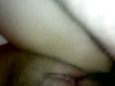 Парень вставляет свой член в бритую пизду и снимает порно ролик