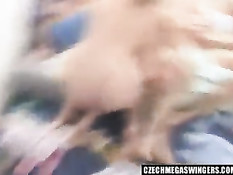 Большое количество свингеров занимались сексом в тесной комнате