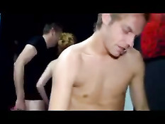 Частный кинотеатр всегда доступен для группового секса свингеров