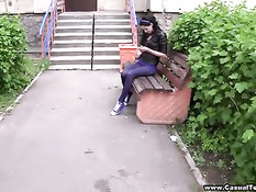 Темнокожий россиянин встретил у подъезда девку и повёл трахать