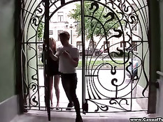 Милая блондинка с длинными волосами трахается с парнем в общаге