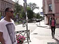 Лена помогла чёрному парню найти улицу и отсосала длинный член