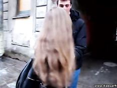 Незнакомая девчонка показала парню дорогу и согласилась на анал