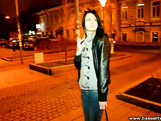 Молодая брюнетка Юля привела домой незнакомца и отсосала член