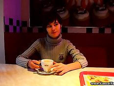 Парень знакомится в кафе с девушкой Катей и трахает у себя дома