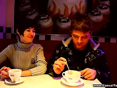 Парень знакомится в кафе с девушкой Катей и трахает у себя дома