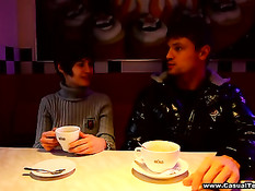 Парень знакомится в кафе с девушкой Катей и трахает у себя дома