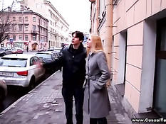 Юная блондинка Маша трахается с пареньком сразу после знакомства