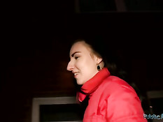 Пикапер снял на улице молодую брюнетку и попросил отсосать член