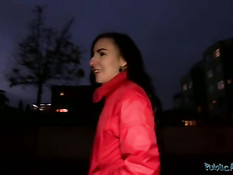 Пикапер снял на улице молодую брюнетку и попросил отсосать член