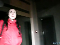 Пикапер снял на улице молодую брюнетку и попросил отсосать член