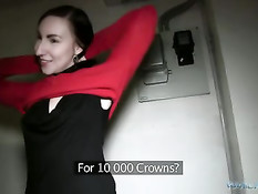 Пикапер снял на улице молодую брюнетку и попросил отсосать член