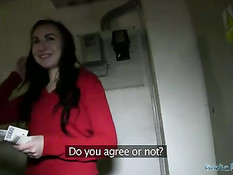 Пикапер снял на улице молодую брюнетку и попросил отсосать член