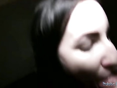 Пикапер снял на улице молодую брюнетку и попросил отсосать член