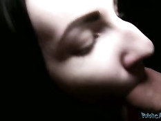 Пикапер снял на улице молодую брюнетку и попросил отсосать член