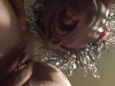 Пара в масках делает куннилингус и минет на празднике Нового года