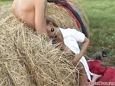 Русская девчонка с пирсингом пупка занимается сексом в стоге сена