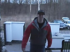 Мужчина ходит по дому и снимает любительское порно своих гостей