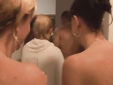 Мужчина ходит по дому и снимает любительское порно своих гостей