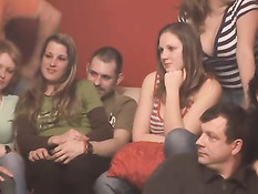 Мужчина ходит по дому и снимает любительское порно своих гостей