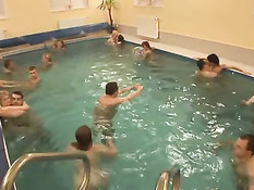 Мужчина ходит по дому и снимает любительское порно своих гостей