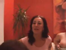 Мужчина ходит по дому и снимает любительское порно своих гостей