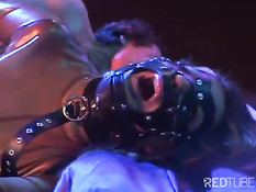 Девушку в латексном костюме и маске жёстко оттрахали во все дыры