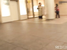 Он вымыл японскую девушку в ванне и оттрахал вибратором на полу