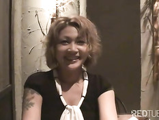 Он вымыл японскую девушку в ванне и оттрахал вибратором на полу