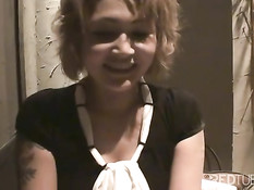 Он вымыл японскую девушку в ванне и оттрахал вибратором на полу