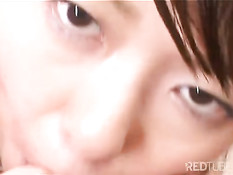 Японская девчонка ласкает свои сиськи и играется с двумя членами