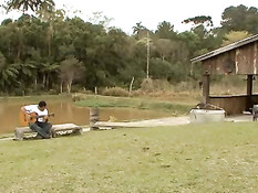 Парень с гитарой привлёк внимание загорелой грудастой блондинки