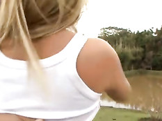 Парень с гитарой привлёк внимание загорелой грудастой блондинки