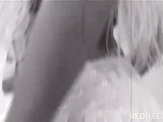 Сексуальной блондинке Cailey Taylor очень нравится анальный секс