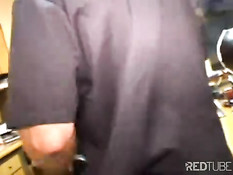 Три молодые чёрные проститутки сделали мужчине минет в его офисе