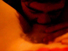 Парень поводил членом по половым губам девки и вставил его в рот