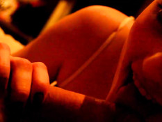 Парень поводил членом по половым губам девки и вставил его в рот