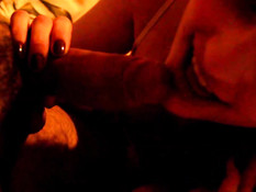 Парень поводил членом по половым губам девки и вставил его в рот