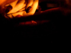 Парень поводил членом по половым губам девки и вставил его в рот