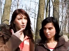 Извращенец наблюдает за борьбой двух девок и ебёт одну из них