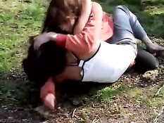 Извращенец наблюдает за борьбой двух девок и ебёт одну из них