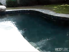 Извращенцы оттрахали палками девчонку в латексе Flick Shagwell