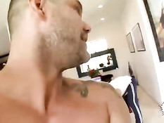 Мужчина ласкал волосатую письку связанной брюнетке Bobbi Starr