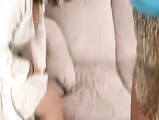 Две сексуальные девки уложили мужика на пол и дали лизать ноги