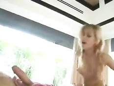 Молодая блондинка подрочила мужику и облизала пальцы на ногах