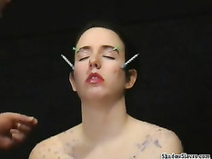 Втыкает иголки в обнажённую девку и капает расплавленным воском